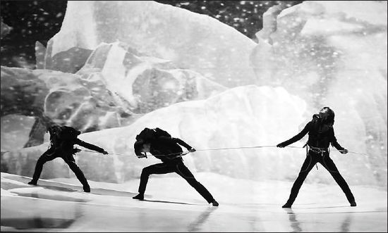 上图：舞蹈诗展示探险者不畏艰险的姿态。