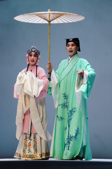 《拜月亭》主要写书生蒋世隆与王瑞兰在兵荒马乱时的离合故事。图为卫立扮演的蒋世隆（右）、蒋珂扮演的王瑞兰（左）。