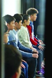 上戏考场内，考生正襟危坐。 /晨报记者 肖允 实习生 卫荩成