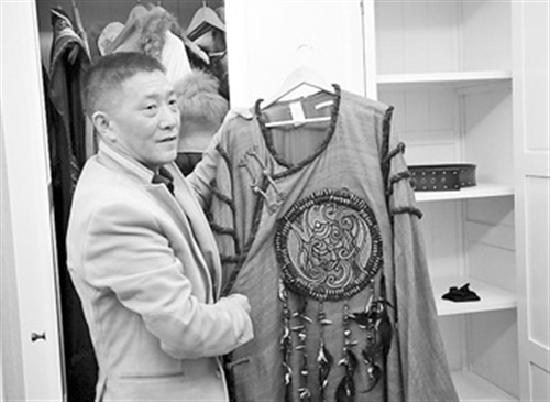 图为剧中主角阿蒂拉的便服，胸前的十字纹和鸟兽纹融合了东西方特色。 本报记者 叶辰亮摄影报道