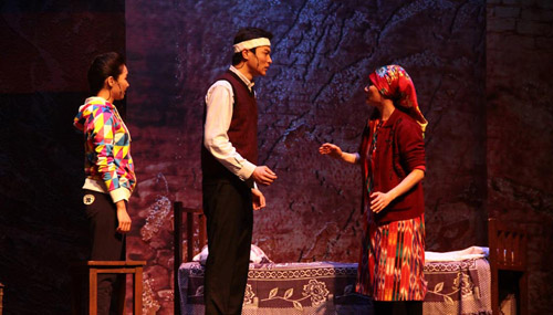 话剧《沙枣花香》资料图