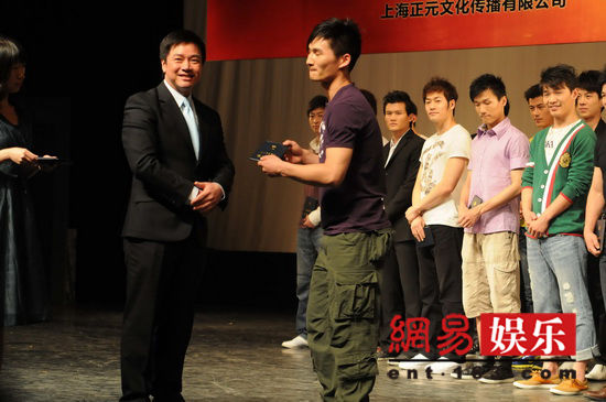 唐季礼颁发毕业学员证书。