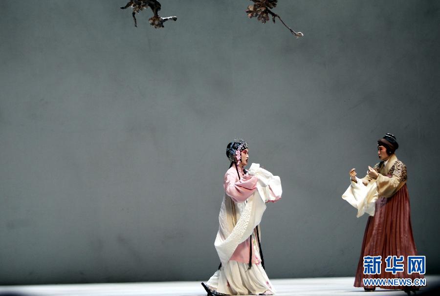 （文化）（2）学生登台献演昆剧《拜月亭》