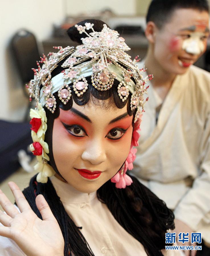 （文化）（5）学生登台献演昆剧《拜月亭》