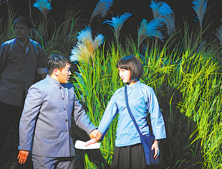 右图为演出现场。周建平摄