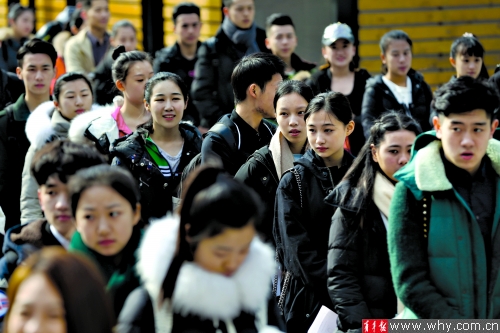 昨天，从全国各地赶来参加考试的学生在上戏校园里排起了长队。 青年报记者 施培琦 摄