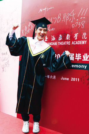 蒲巴甲上戏毕业谈收获拜女同学为师学台词(图)