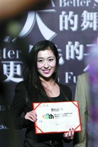 青年导演佟童多媒体话剧《M先生的盛宴》拿到委约证书。　蒋迪雯　摄