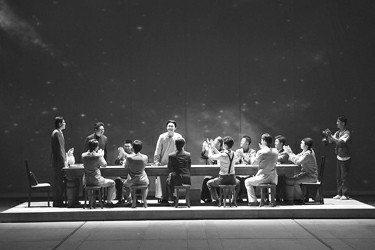 话剧《开天辟地》剧照。