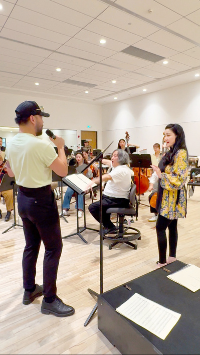 陈冉主任带领两位学生与上海九棵树爱乐乐团一起排练，汤沐海大师亲临指导